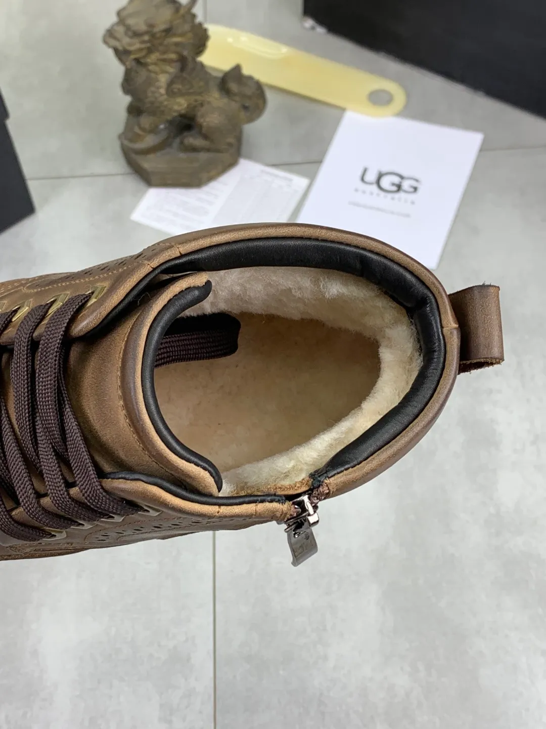 Men's shoes 💰P620 [New style] 💰 🆘 "Real wool" [UGG] 👉The popular men's shoes are synchronized with the official website 🔰The quality [proud] is not comparable to the imitations in the general market 🌀The upper is imported Italian frosted cowhide, and the lining: foot pads 🅰️Grade 🐑Real wool👻Only Grade A can show the effect The hand feels smooth and delicate 🔱The shoe shape is grand, only the factory can do it 🎄The perfect toughness of the original outsole 👻⬛️ can allow customers to say goodbye to one-time consumption. Real wool lining, super warm. Brown and gray available. Size: 38-44
